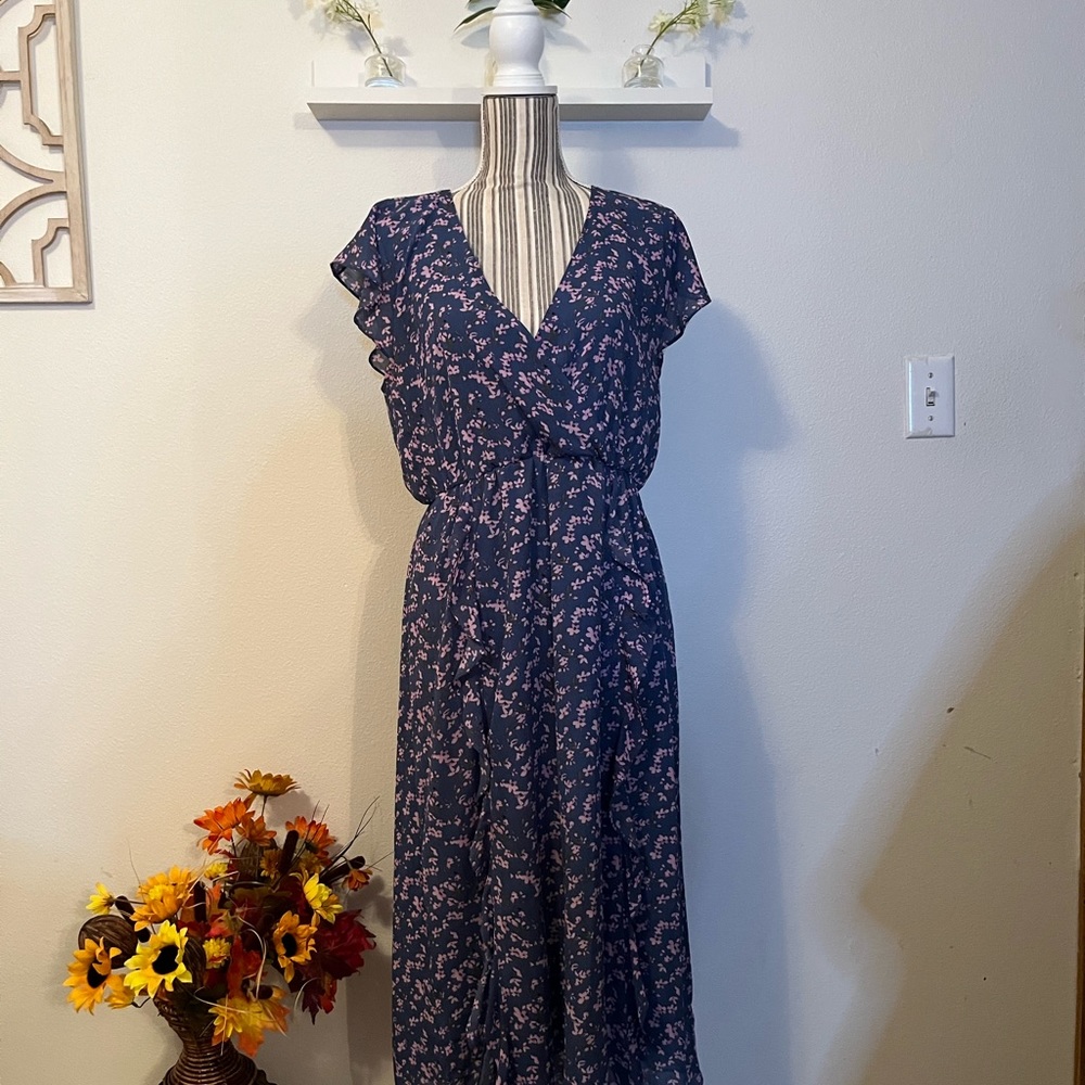 Purple and lavender floral dress. Size M.❤️